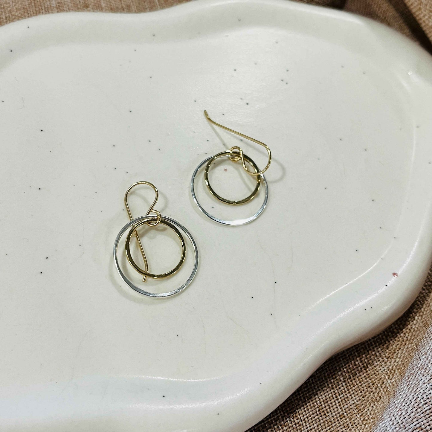 MIXED METAL LAYER EARRING