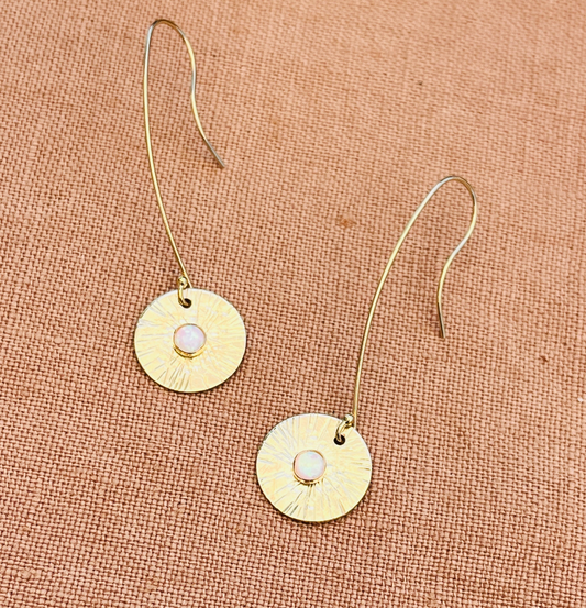 GOLD DISC OPAL DAISY HANG EARRINGS