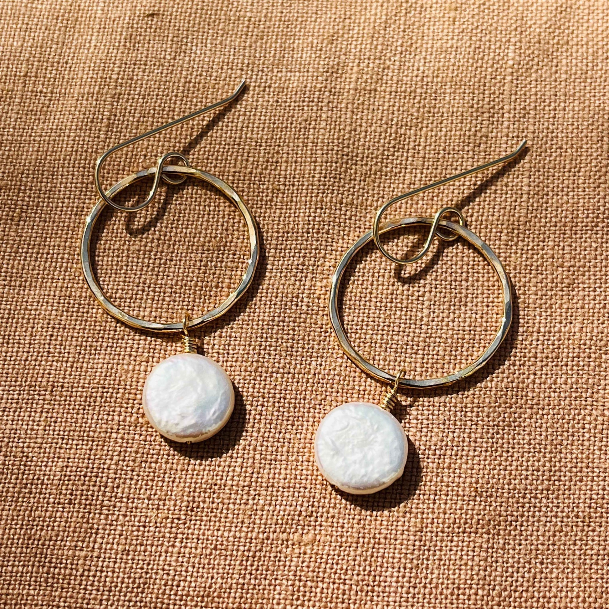 COIN PEARL SMALL HOOP EARRINGS