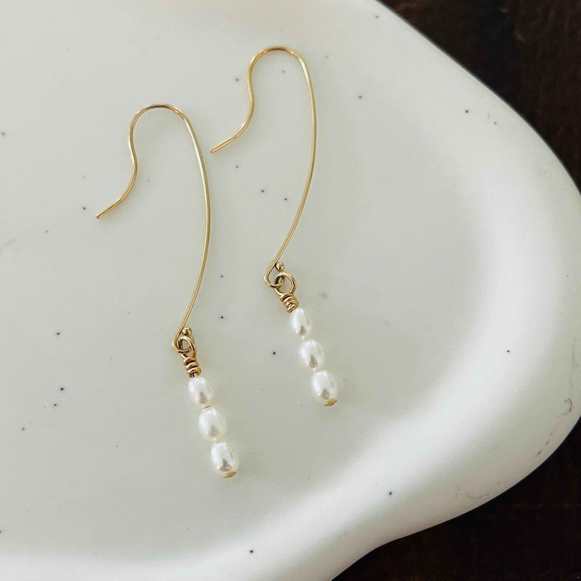 THREE PEARLS HANG EARRINGS